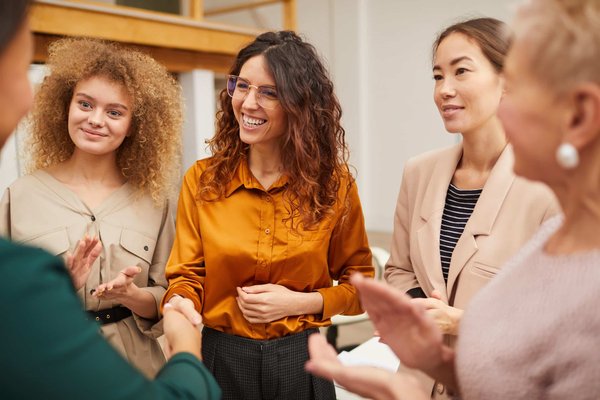 Comment tirer profit du marketing sur les médias sociaux pour promouvoir votre restaurant bar